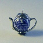 Edit_B&White teapots 003